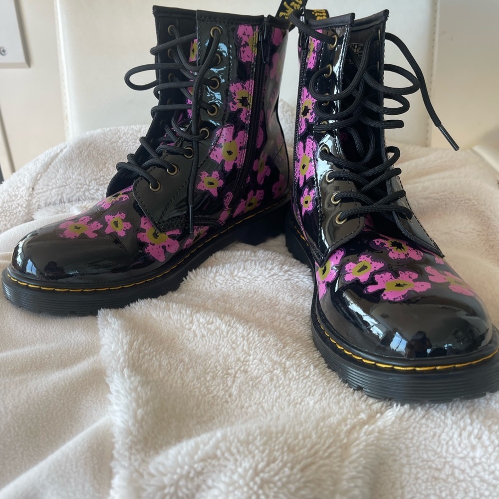NWT Dr. Martens Pansey Fayre Kids Boots - Black with Pink Floral - Picture 4 of 9